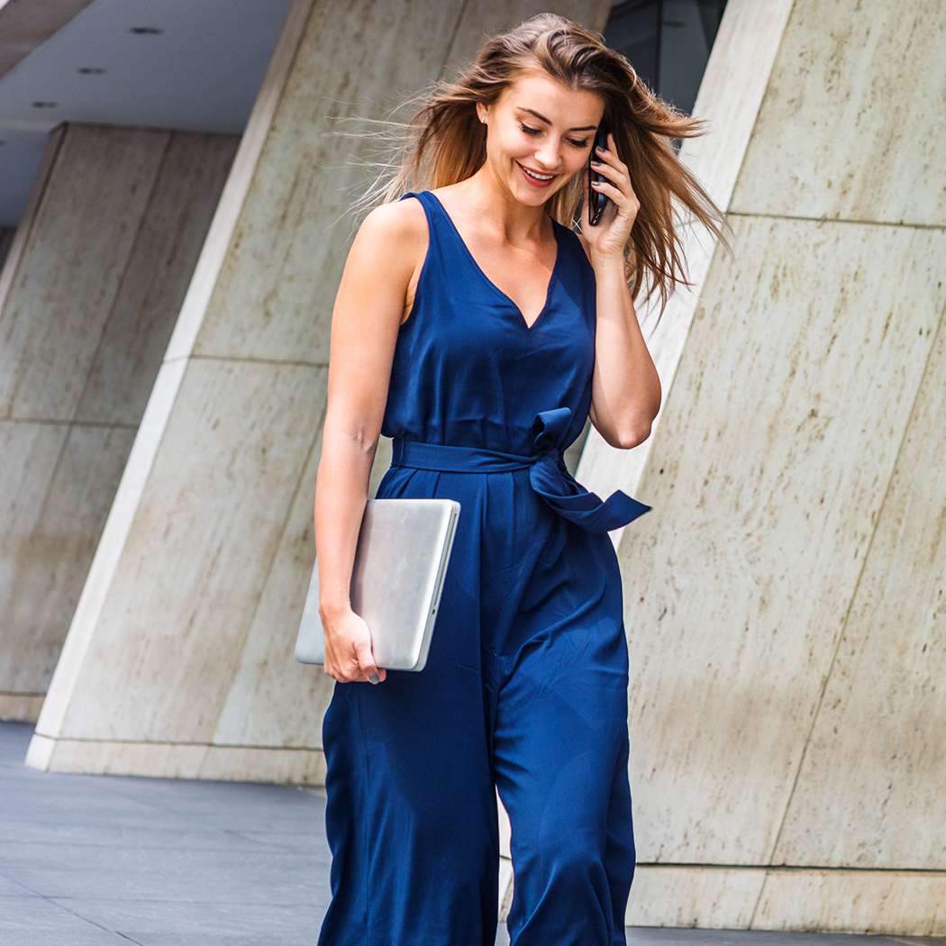 Najmodniejsze kombinezony damskie na wiosnę/lato 2020 - zobacz jaki kombinezon wybrać i z czym nosić